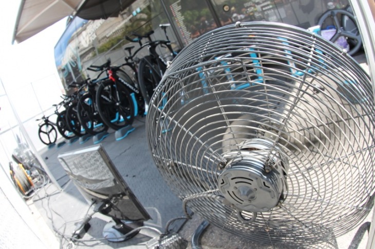 スカイは小型でシンプルかつオシャレな扇風機を使用し、日陰でウォームアップ