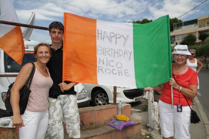 アイルランド出身のニコラス・ロッシュ（サクソ・ティンコフ）の誕生日を祝うファン