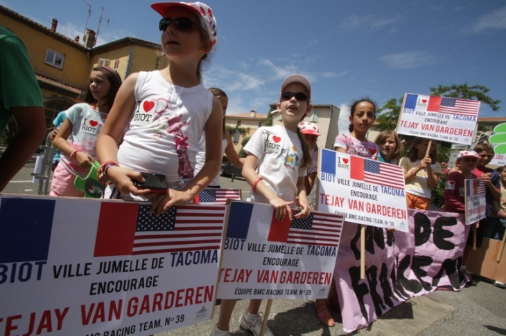 アメリカのタコマと姉妹都市のビオットの街が、ティージェイ・ヴァンガーデレンの応援を繰り広げる