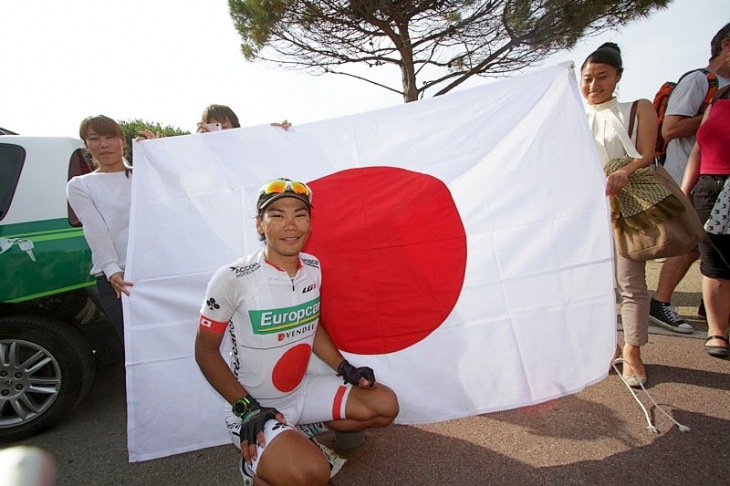 大きな日本の国旗を持った日本人ファンに囲まれて