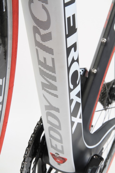 トップチューブ裏側に記されるEDDY MERCKXロゴ