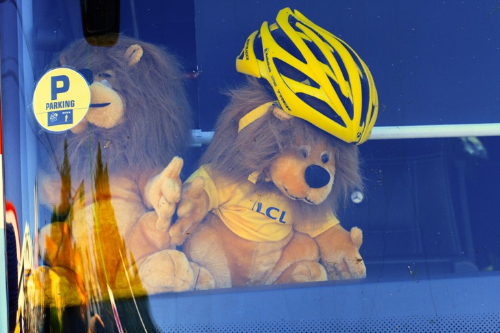 レディオシャック・レオパードのバスにはマイヨジョーヌのライオンのぬいぐるみが