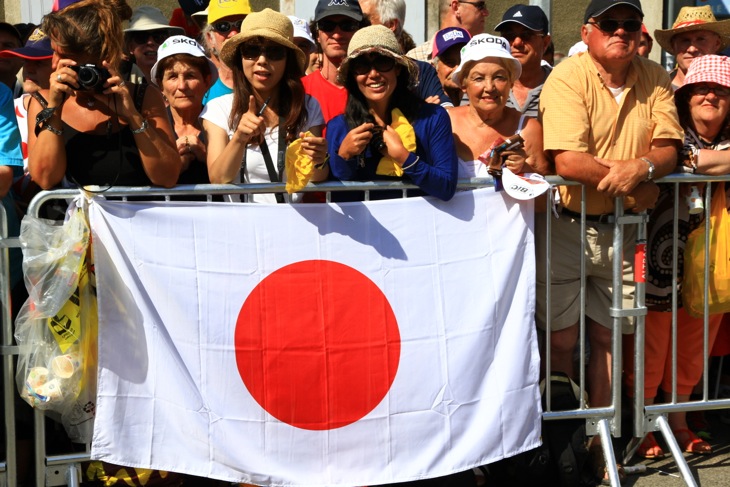 日の丸を持つ沿道のファンの姿も目立つ今大会