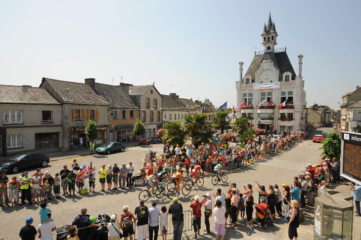 ツール・ド・フランスがブルターニュの田舎町を通過