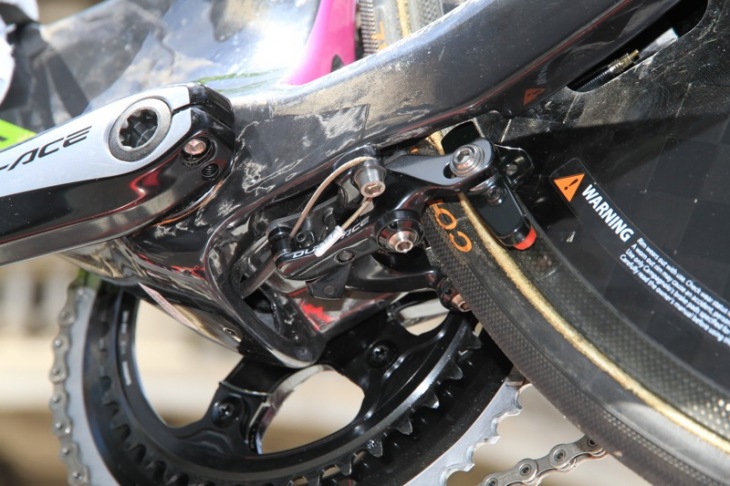 TTバイクのBB下に装備されたダイレクトマウントブレーキ