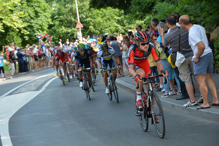 4級山岳クロワ・ルッス（登坂距離1.8km・平均勾配4.5%）でシモンを追うティージェイ・ヴァンガーデレン（アメリカ、BMCレーシングチーム）