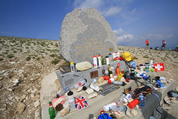 1967年にこの地で倒れ帰らぬ人となったトム・シンプソンの慰霊碑が立つ