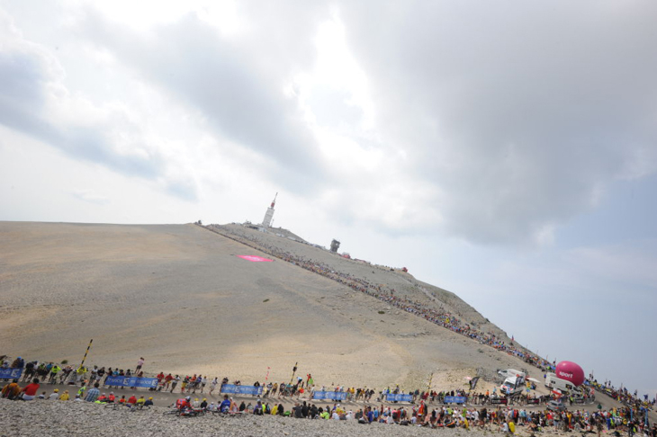 選手たちを待ち構える禿げ山モンヴァントゥー