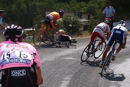 2003年ツール、マンス峠でアスファルトにタイヤを取られて落車したホセバ・ベロキ（スペイン、当時オンセ）をアームストロングが避け、草むらに突っ込んだ