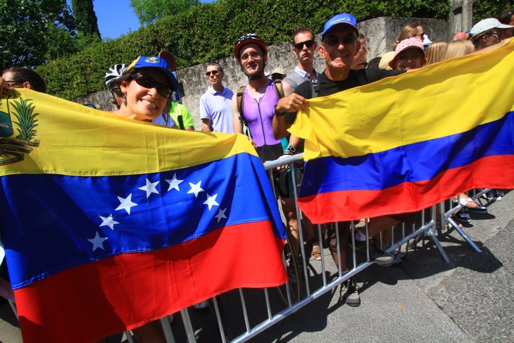 コロンビアの国旗でクインターナを応援