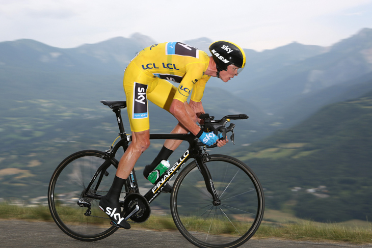 ツール・ド・フランス2013第17ステージでマイヨジョーヌを着るクリス・フルーム（イギリス、スカイプロサイクリング）