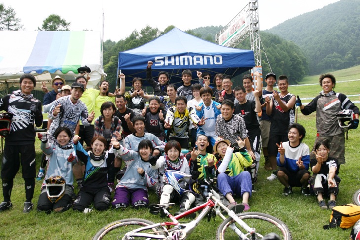 写真は昨年大会、DH参加選手とシマノサポートライダーのひとコマ