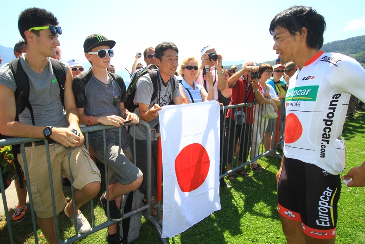 アヌシーのスタート地点に駆けつけた日本人ファンと話す新城幸也(ユーロップカー)