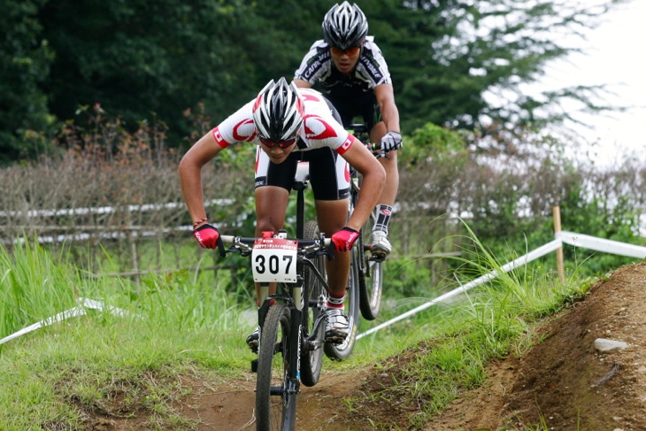沢田時(ブリヂストンアンカーサイクリングチーム)と中原義貴(Cannondale)が先頭