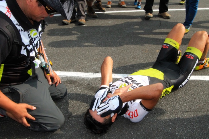 ゴール後倒れ込む斉藤亮(MIYATA-MERIDA)