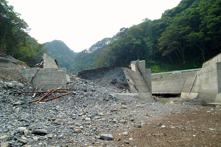 津波で破壊された護岸。恐ろしいほどの自然の力を知る