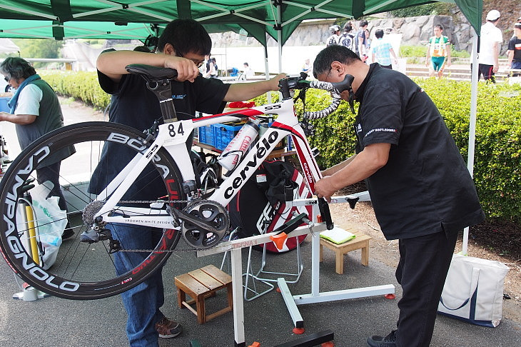 沼津のプロショップナカムラが参加者たちのバイクをサポート