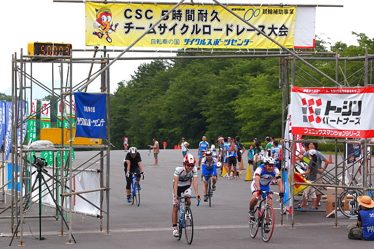 5時間のレースが終了、続々とゴールする選手たち