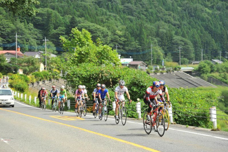 古くから景勝地として親しまれてきた日光の大自然の中を行く