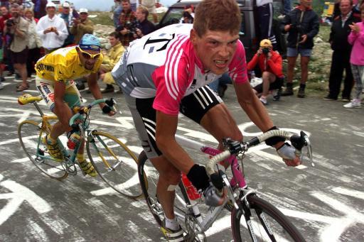 1998年ツール・ド・フランスでバトルを繰り広げるマルコ・パンターニ（イタリア）とヤン・ウルリッヒ（ドイツ）