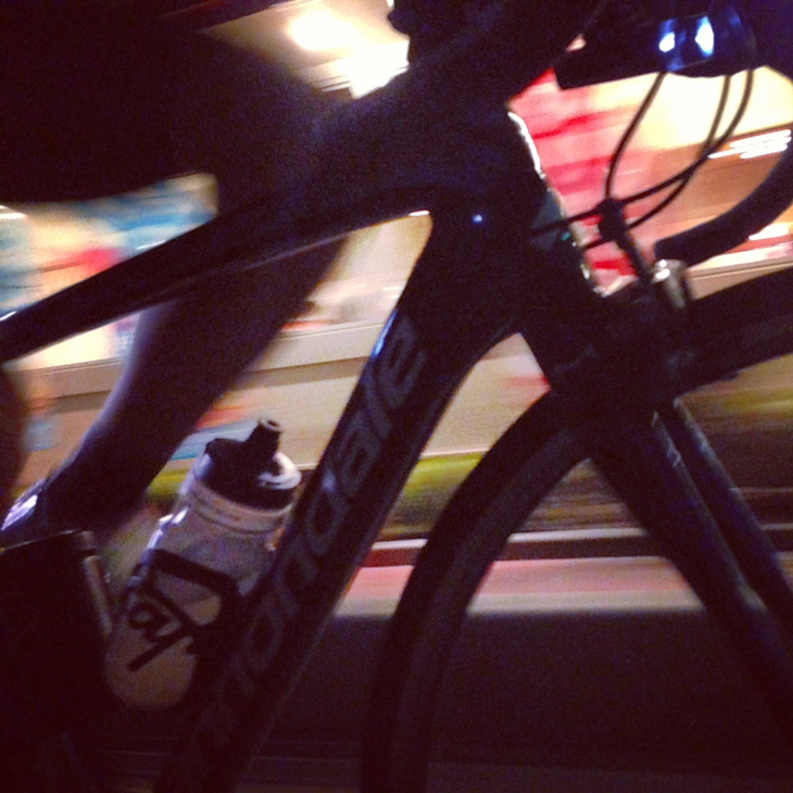 02:00 211km/374km 真夜中でも煌々と明るいファミレスを横目に走る。