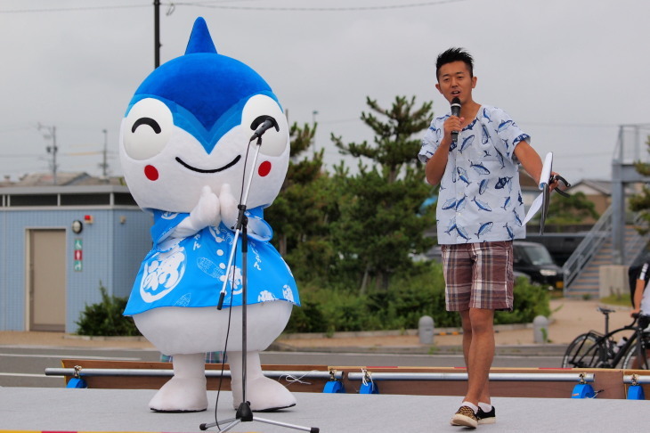 MCの南“カミナリ”隼人さんと焼津のゆるキャラ やいちゃん。