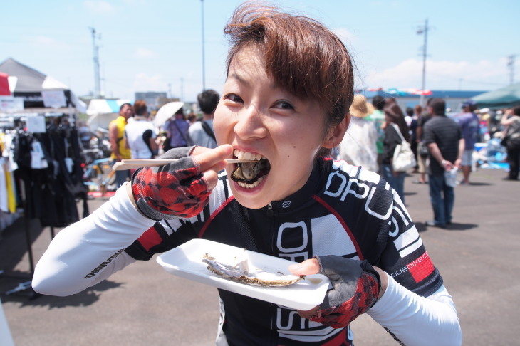 さすがグルメレポーターならではの豪快な食べっぷり (ってこちらが本業でしたっけ?)