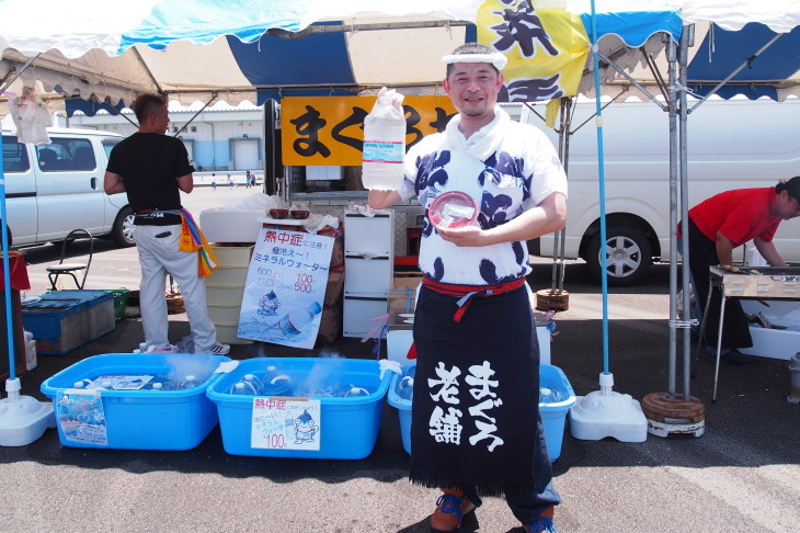 “焼津まぐろ茶屋”さんは、マグロ丼とミネラルウォーターをご提供。