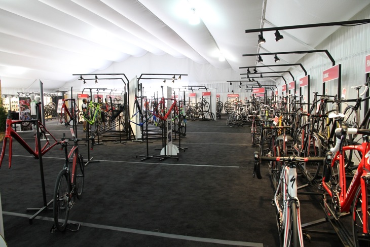 2014モデルの展示会場には、膨大な数のバイクやパーツがズラリと並ぶ