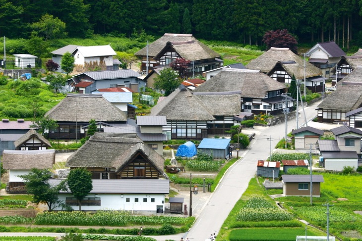 茅葺き屋根の建物が多く残る前沢集落