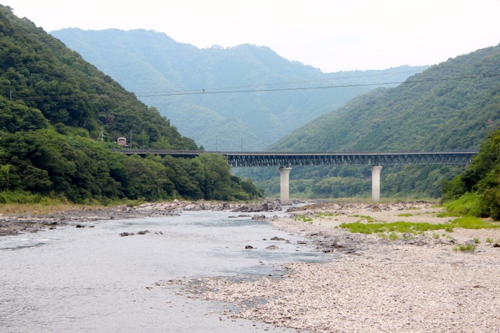 山々の谷を縫うように流れる四万十川