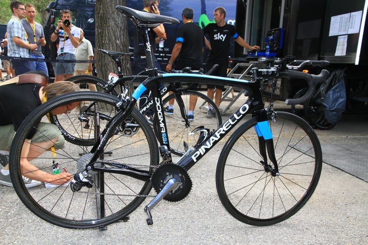 山岳個人TTに臨むクリス・フルーム(イギリス、スカイプロサイクリング)のピナレロ DOGMA 65.1 THINK2