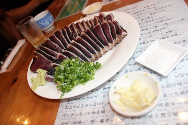 カツオなどの新鮮な海の幸も味わえる