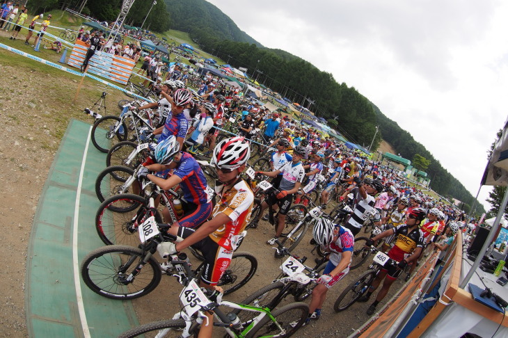今年も大勢が参加した2時間&4時間耐久レースのスタートを待つ選手たち