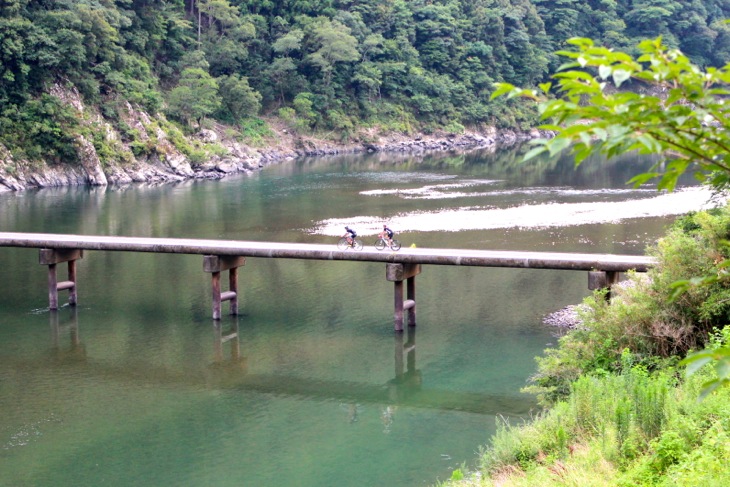 TVCMやポスター等に頻繁に登場する岩間沈下橋