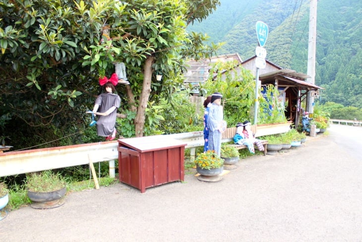 旧道と国道が合流する津大橋には少し不気味な屋敷が立っている