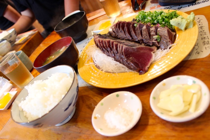 塩とニンニクでカツオのたたきを味わうのが高知流