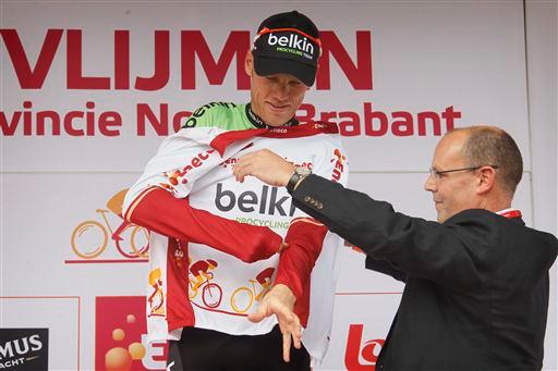 地元でリーダージャージを手にしたラース・ボーム(オランダ、ベルキンプロサイクリング)