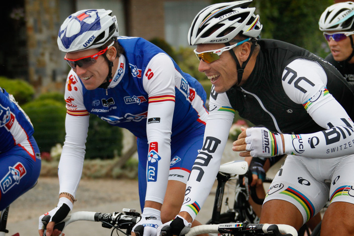 談笑するアルノー・デマール(フランス、FDJ.fr)とフィリップ・ジルベール(ベルギー、BMCレーシングチーム)