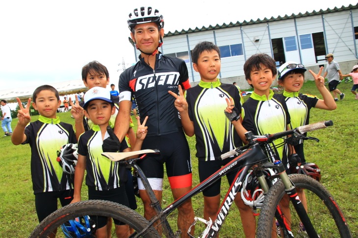 チームbg8のみんなが同郷 北海道出身の小野寺健選手 スペシャライズド と一緒にピース Cyclowired
