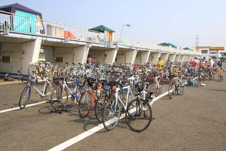 パドックには多くの自転車が並ぶ