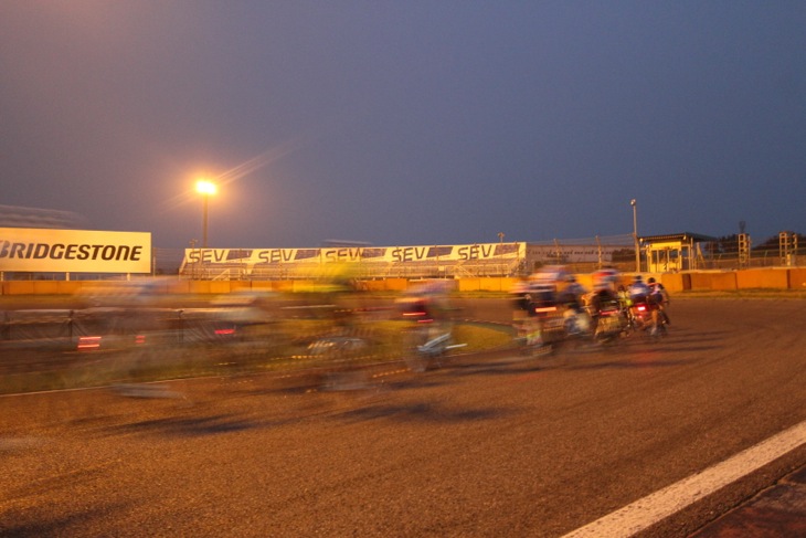 夜の帳が降りた筑波サーキット。それでも気温は高い