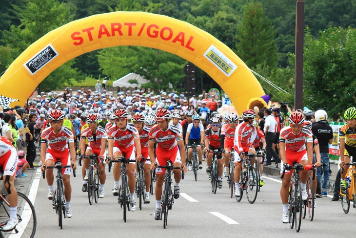 宇都宮ブリッツェンの選手達を先頭に110kmコースの参加者がスタートしていく