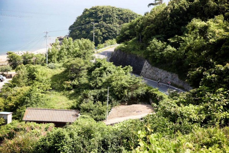 起伏に富む小豆島。それを縫うように道路と集落が点在する