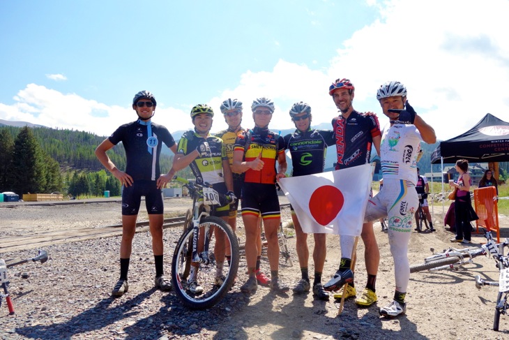 武井きょうすけ(右)の優勝を祝福する上位選手たち