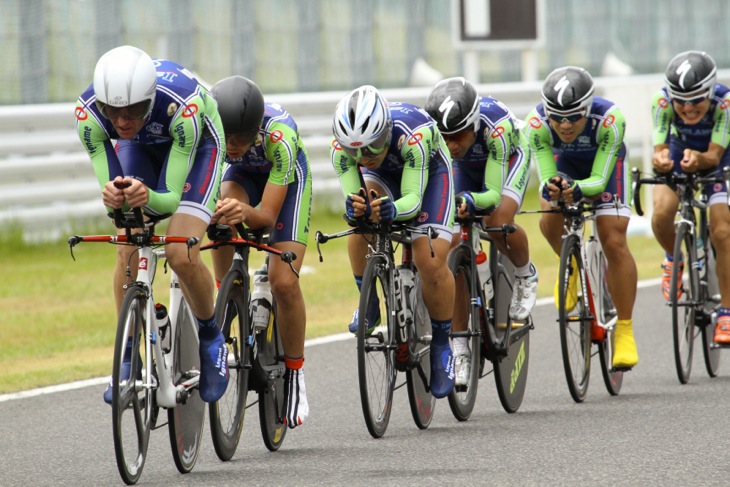 5ステージのチームTTで2位に1分半以上の大差をつけて優勝したイナーメ信濃山形