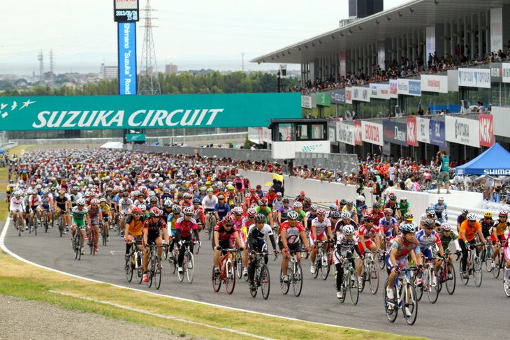 今年も多くの参加者が集まったシマノ鈴鹿ロードレース。とくに人気の2時間エンデューロは人が途切れないほどの参加人数