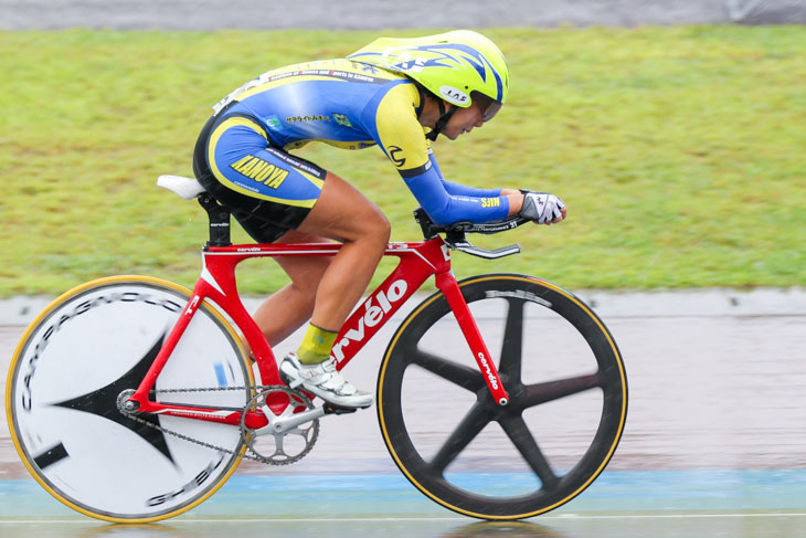 女子3kmインディヴィデュアルパーシュート　1位の上野みなみ（鹿屋体育大）