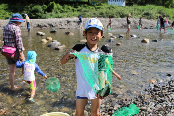 清流で川遊びができる