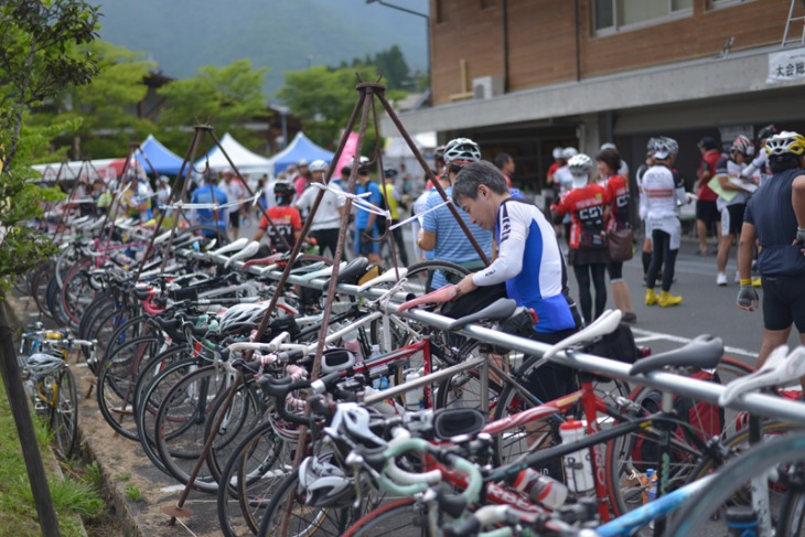 会場のバイクハンガーは、米作りの町美山らしく、刈った稲を干す稲木の脚が利用された